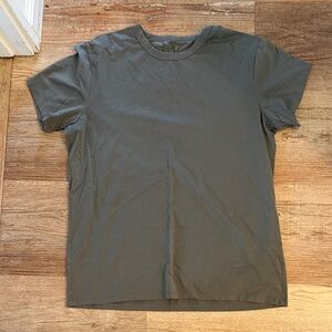 Lululemon Men's Classic Greenish T-Shirt size Small